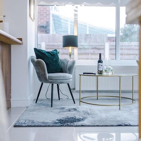 Open Plan - 3 Bedroom House - Garden And Outdoor Seating - Driveway Parking - Short Drive To City Centre Saughall Exteriér fotografie